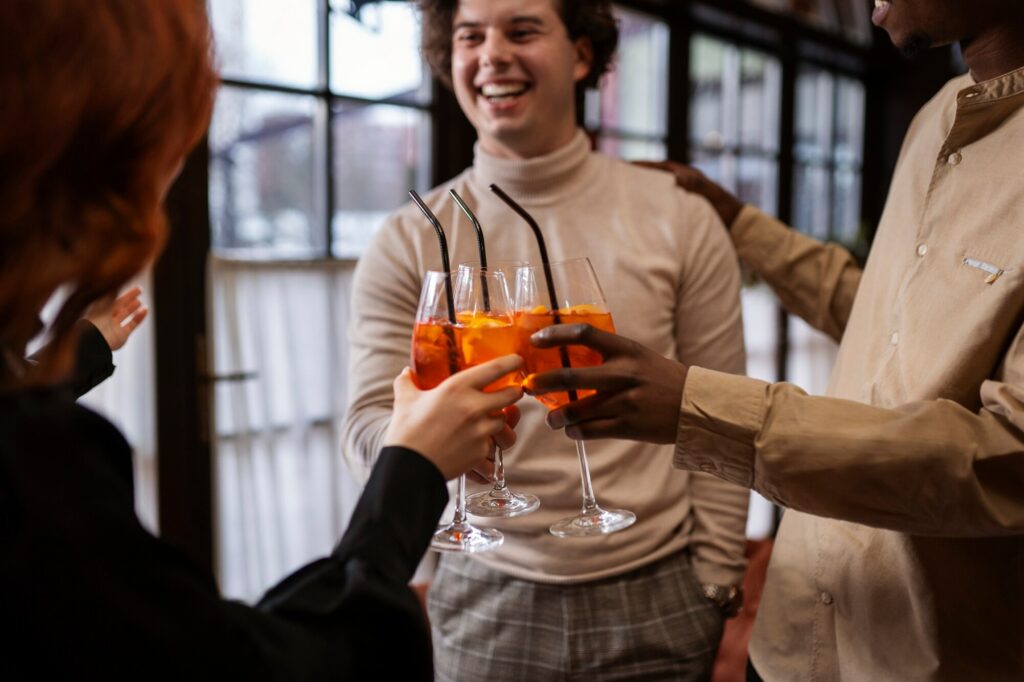 Étudiants partageant un moment convivial lors d’un afterwork Loopi à Lyon