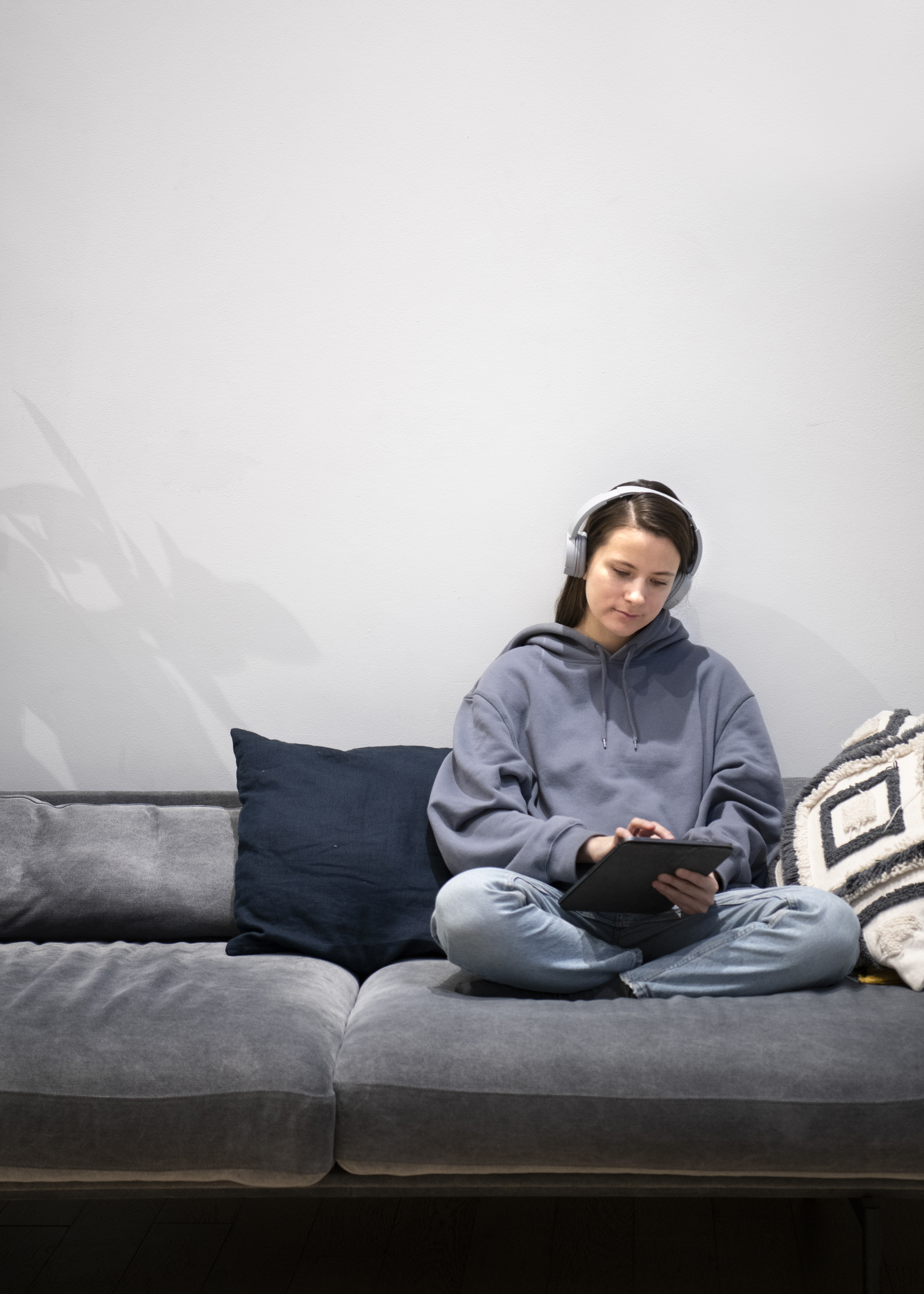 Étudiante travaillant depuis chez elle sur tablette