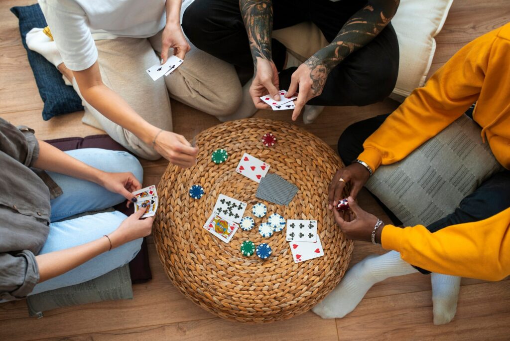 Rencontre étudiante conviviale autour d’un jeu de cartes