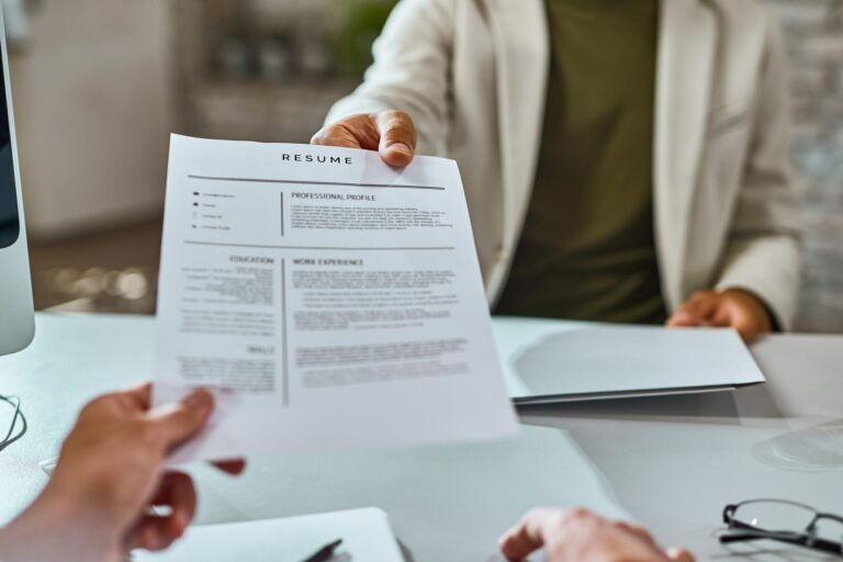 personne tenant un cv