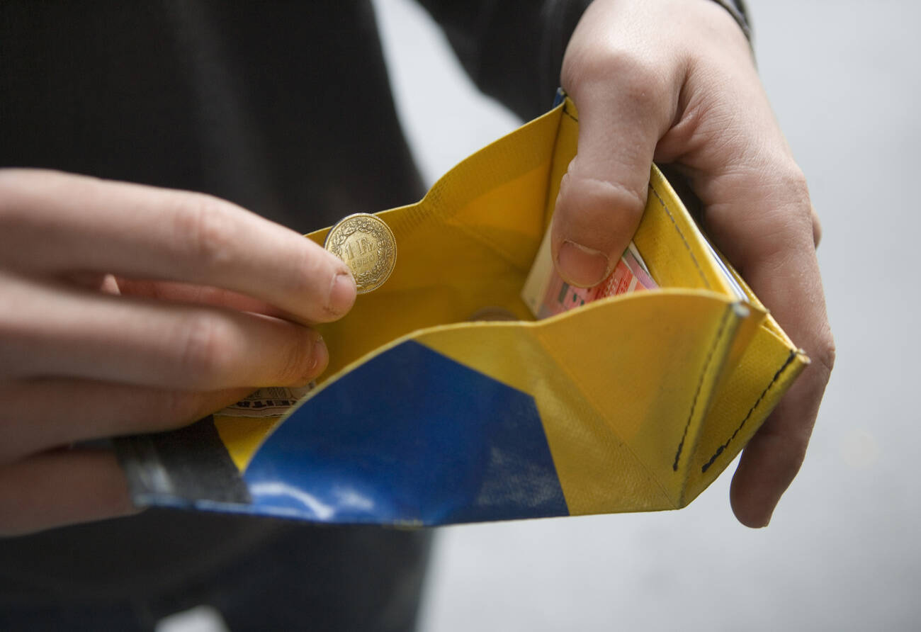 personne montrant so porte-monnaie