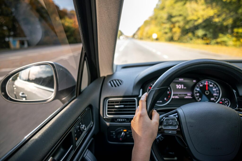 personne entrain de conduire