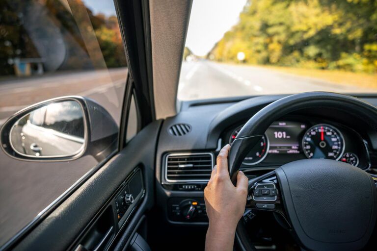 personne entrain de conduire