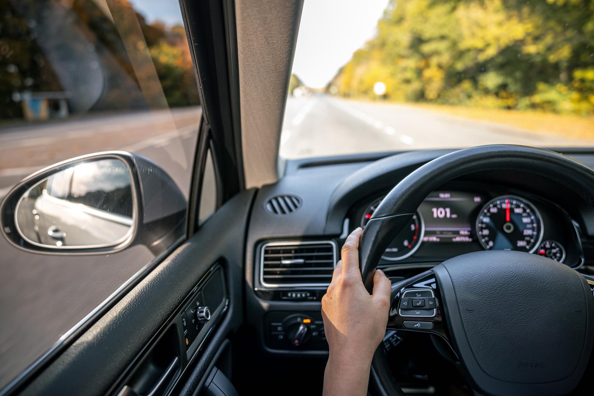 personne entrain de conduire