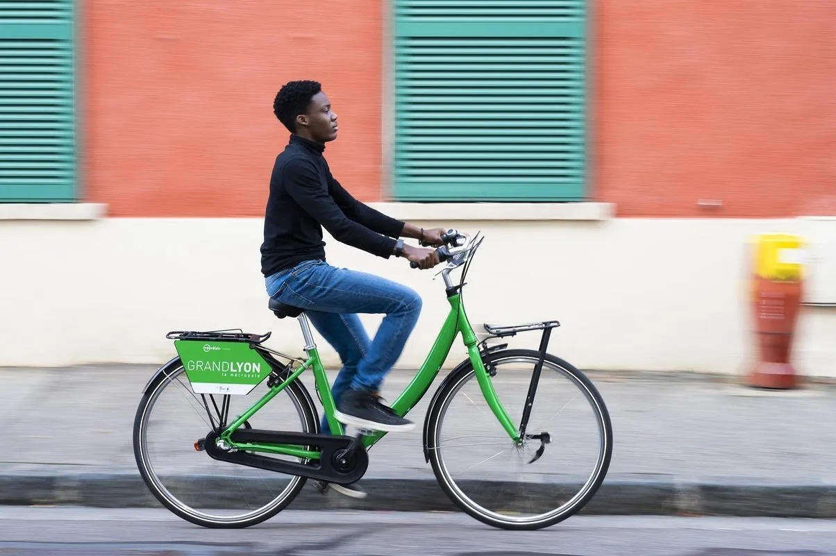 personne faisant du vélo