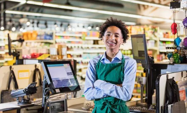 personne travaillant dans un super marché